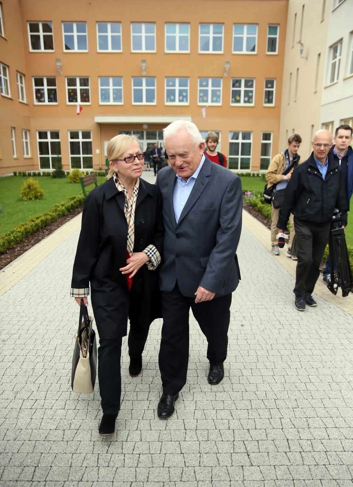 Szef SLD Leszek Miller z żoną Aleksandrą po głosowaniu w pierwszej turze wyborów prezydenckich, 10 bm. w lokalu wyborczym w Warszawie