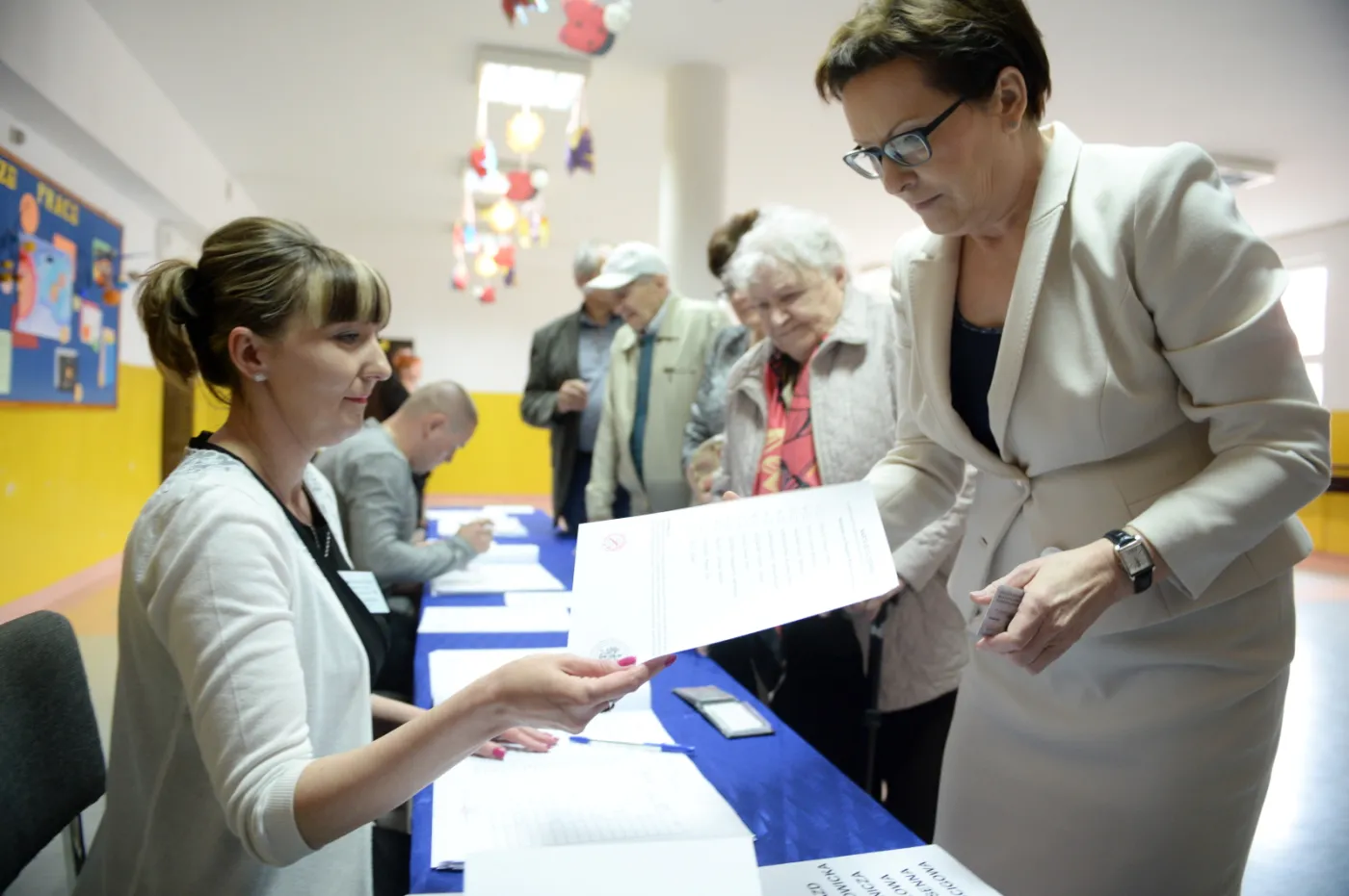 7751249-premier-ewa-kopacz-glosuje-w.jpg