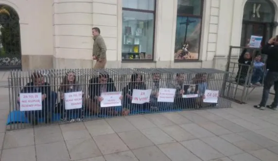 Błyskawiczna odpowiedź sztabu prezydenta. Młodzieżówka PO w klatkach