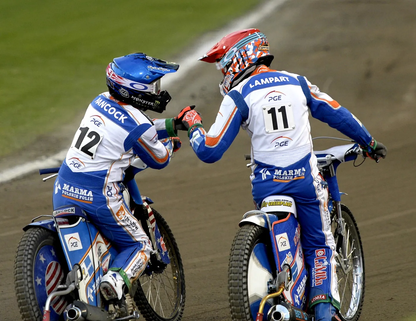 Po jednym z biegów gratulują sobie Grerg Hancock (kask niebieski) i Dawid Lampart (czerwony) z miejscowej PGE Stali w meczu żużlowej ekstraligi z Fogo Unią Leszno w Rzeszowie