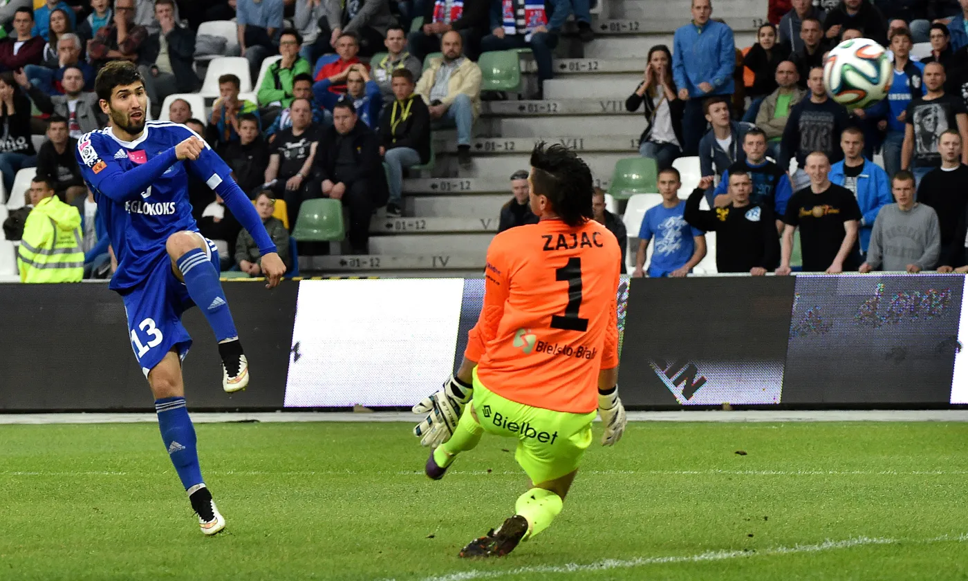 Piłkarz Ruchu Chorzów Rołand Gigołajew (P) pokonuje bramkarza Podbeskidzia Bielsko-Biała Richarda Zajaca