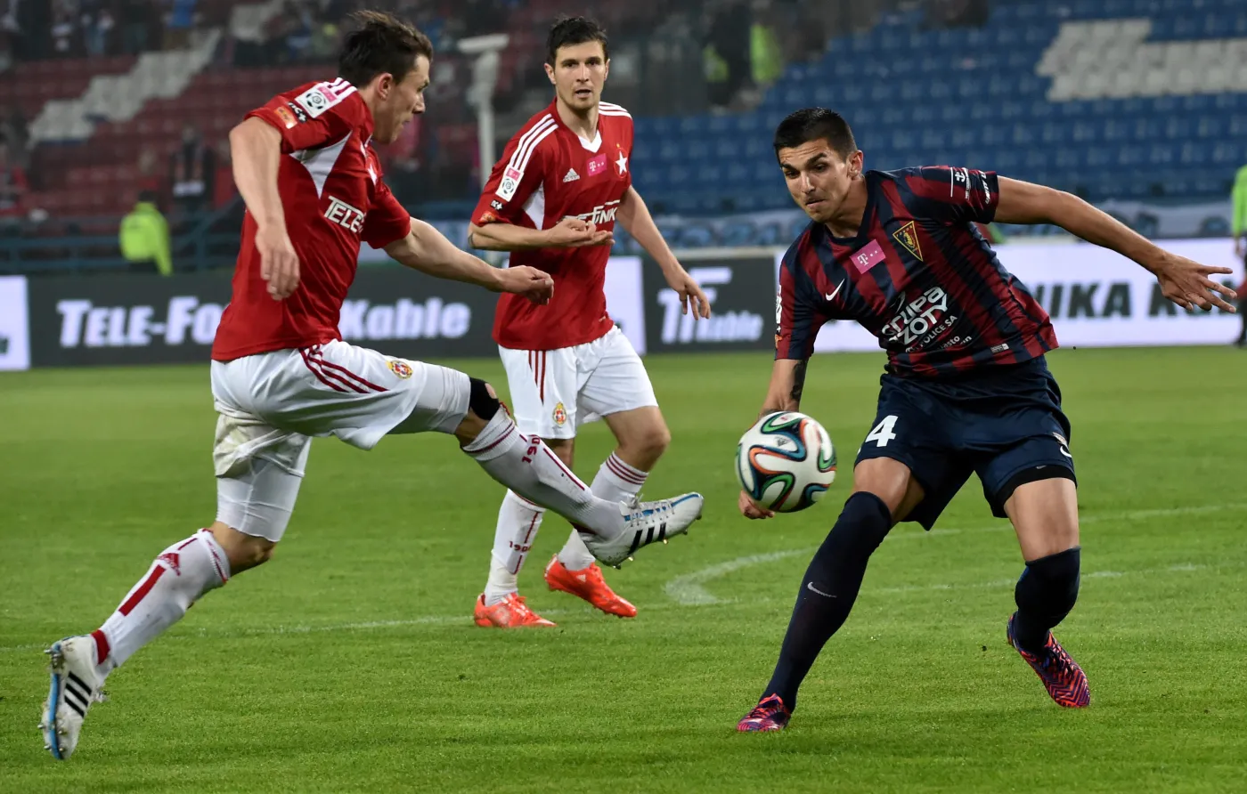 Zawodnik Wisły Kraków Rafał Boguski (L) walczy o piłkę z Wojciechem Gollą (P) z Pogoni Szczecin 