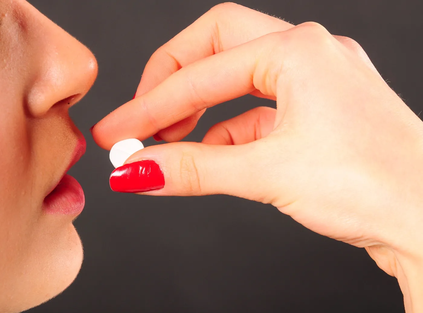 Kobieta przyjmuje lekarstwo