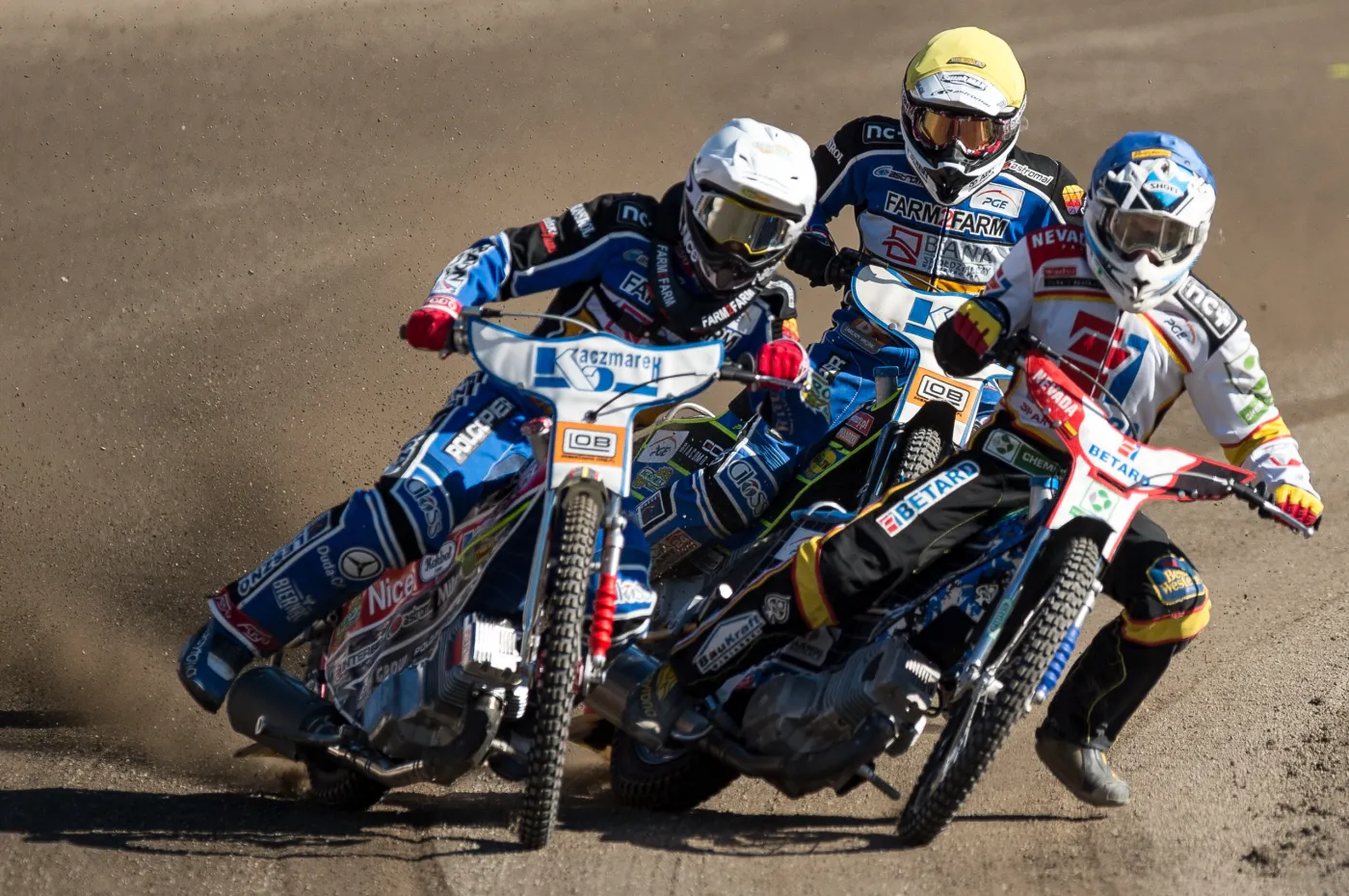 Maksym Drabik (kask niebieski) z Betardu Sparty Wrocław oraz Przemysław Pawlicki (biały) i Bartosz Smektała (żółty) z Fogo Unii Leszno w jednym z biegów podczas meczu żużlowej Ekstraligi
