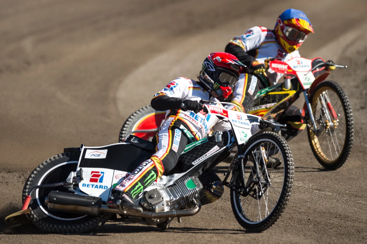 Tai Woffinden (kask czerwony) i Vaclav Milik (niebieski) z Betardu Sparty Wrocław w jednym z biegów podczas meczu żużlowej Ekstraligi z Fogo Unią Leszno