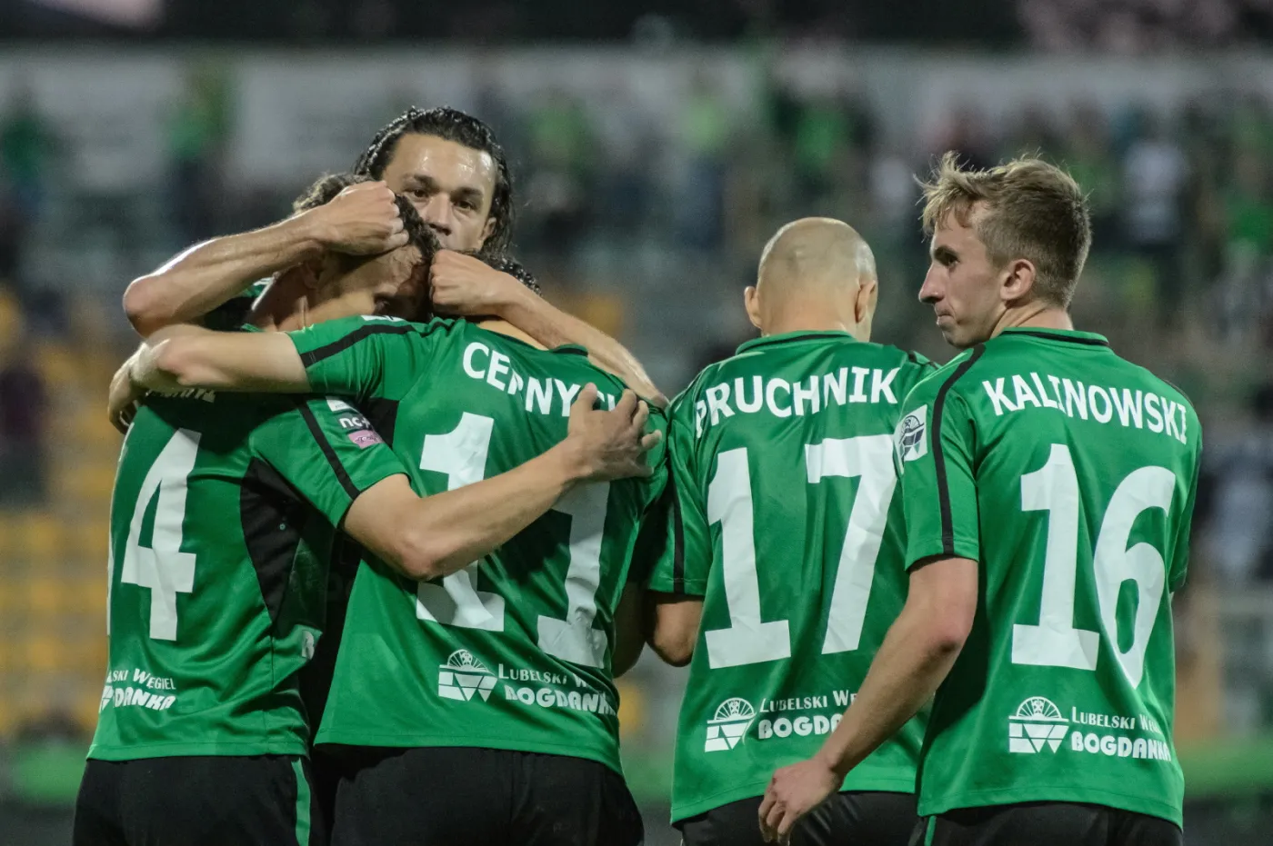 Shpetim Hasani, Tomislav Bozic, Fedor Cernych, Radosław Pruchnik i Wojciech Kalinowski z miejscowego Górnika po wbiciu gola drużynie GKS Bełchatów w meczu grupy spadkowej T-Mobile Ekstraklasy w Łęczne