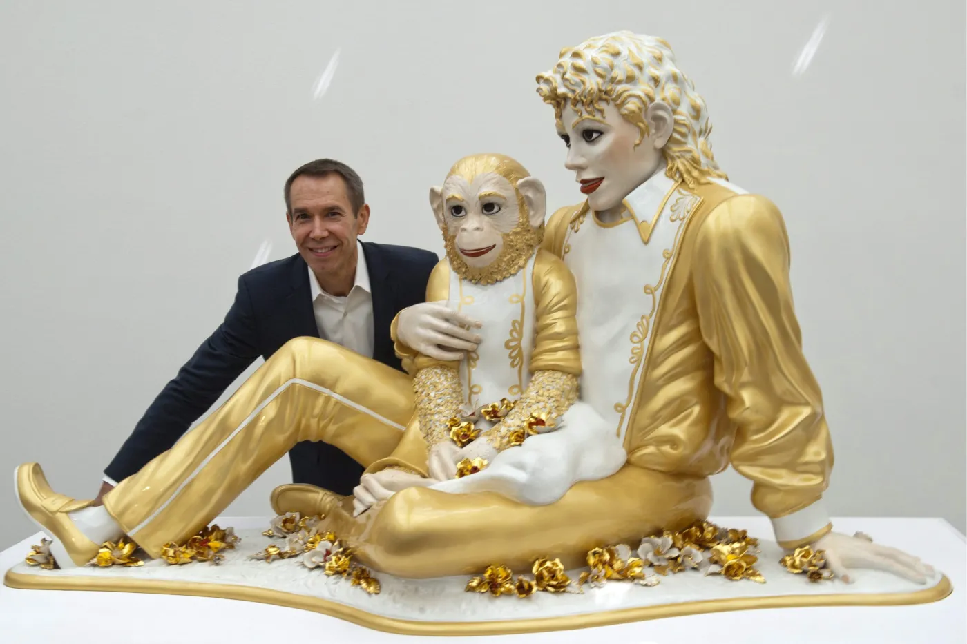 Jeff Koons ze swoim dziełem