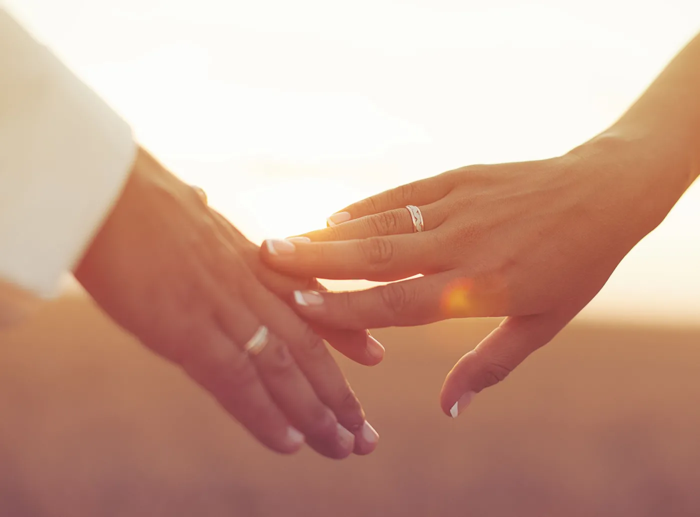 Małżonkowie trzymają się za dłonie