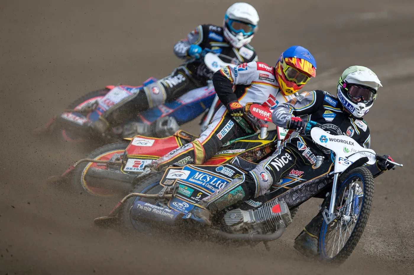 Vaclav Milik (kask niebieski) z Betardu Sparty Wrocław oraz Jason Doyle (żółty) i Kacper Gomólski (biały) z KS Toruń w jednym z biegów podczas meczu żużlowej Ekstraligi