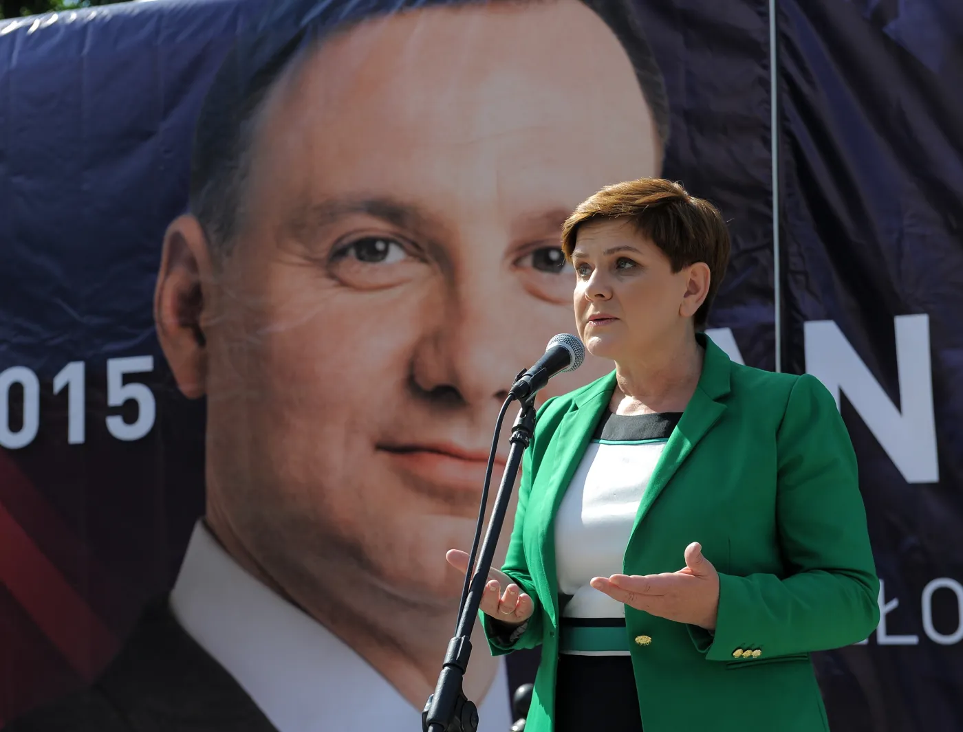Beata Szydło na tle Dudabusu