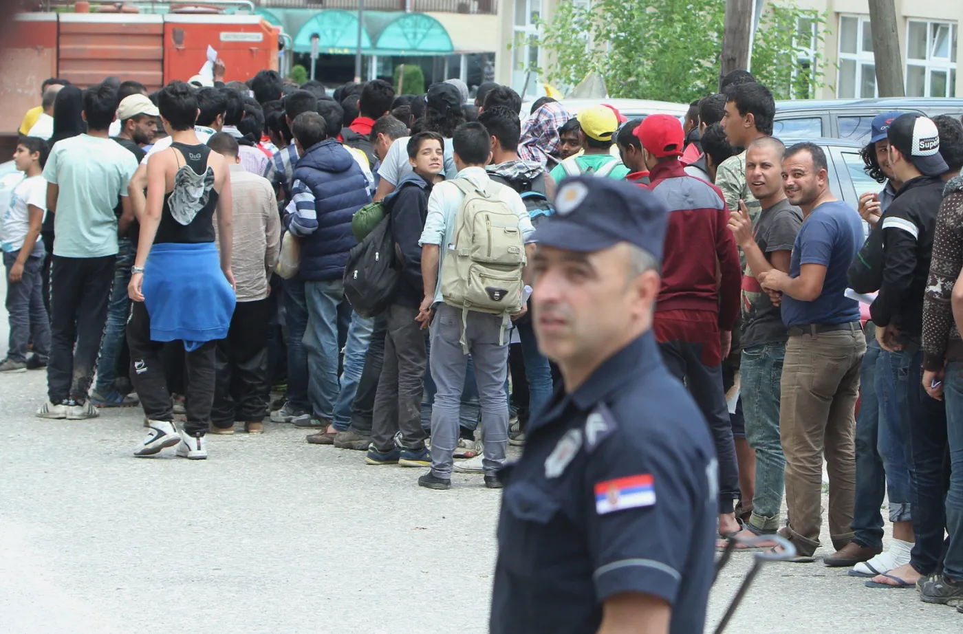 Imigranci z Syrii, Afganistanu i Palestyny przed posterunkiem policji w Serbii. Starają się o pozwolenie na przebywanie na terenie UE