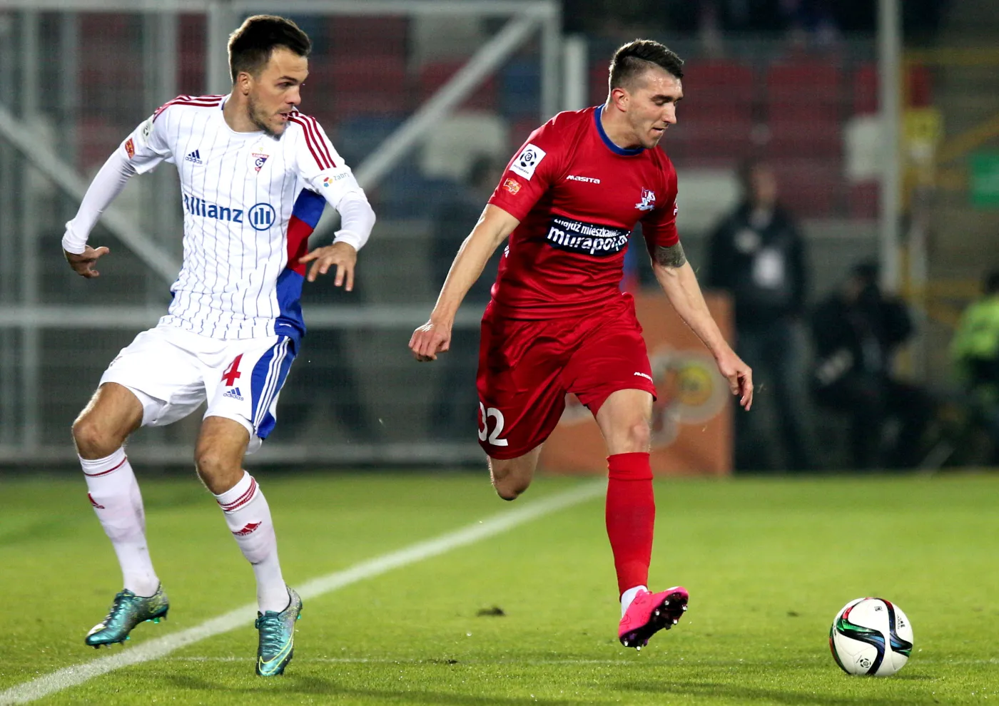 Rafał Kosznik (L) z miejscowego Górnika i Adam Pazio (P) z Podbeskidzia Bielsko-Biała 