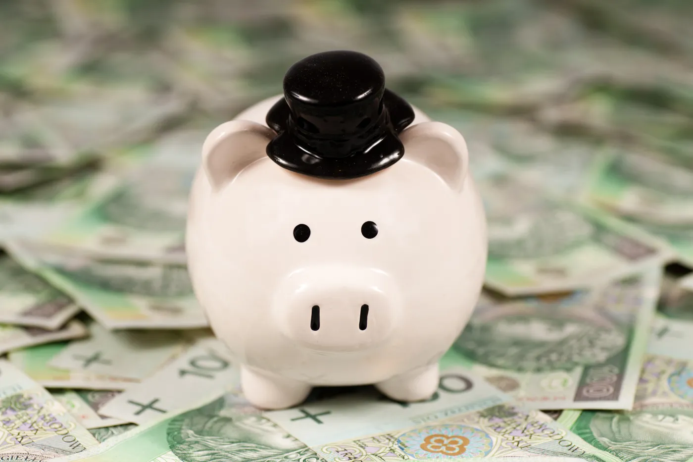 Oprocentowanie lokat spada. Banki przerzucają obniżki stóp na klientów