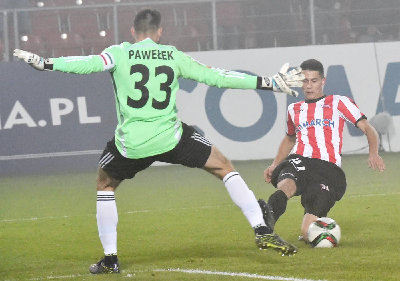 Bartosz Kapustka (P) z Cracovii i bramkarz Śląska Wrocław Mariusz Pawełek