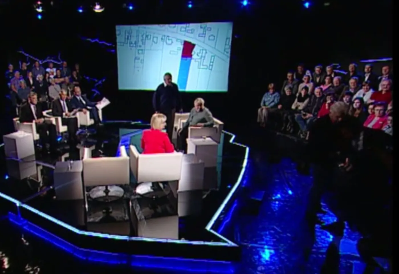 Prowadzący "Państwo w Państwie" w Polsat News złamał nogę w programie na żywo