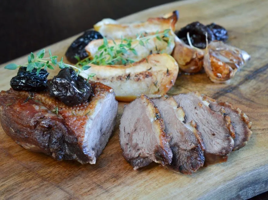 PRZEPIS na pierś gęsią pieczoną w cydrze ze śliwkami. Mistrzowskie połączenie smaków!
