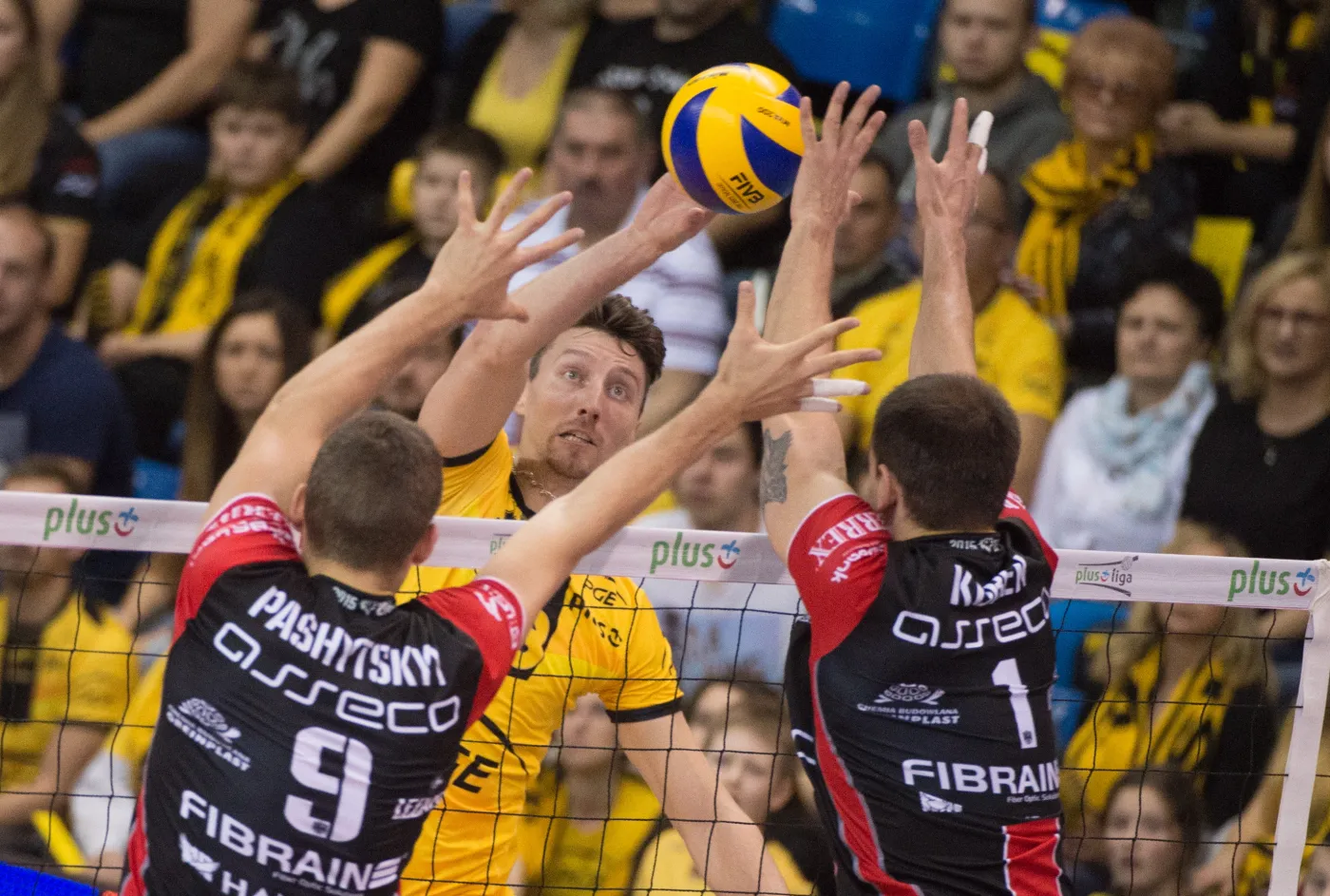 Nicolas Marechal (C) z PGE Skry Bełchatów blokowany przez Dmytro Pashytskya (L) i Bartosza Kurka (P) z Asseco Resovii Rzeszów w meczu PlusLigi siatkarzy w Bełchatowie