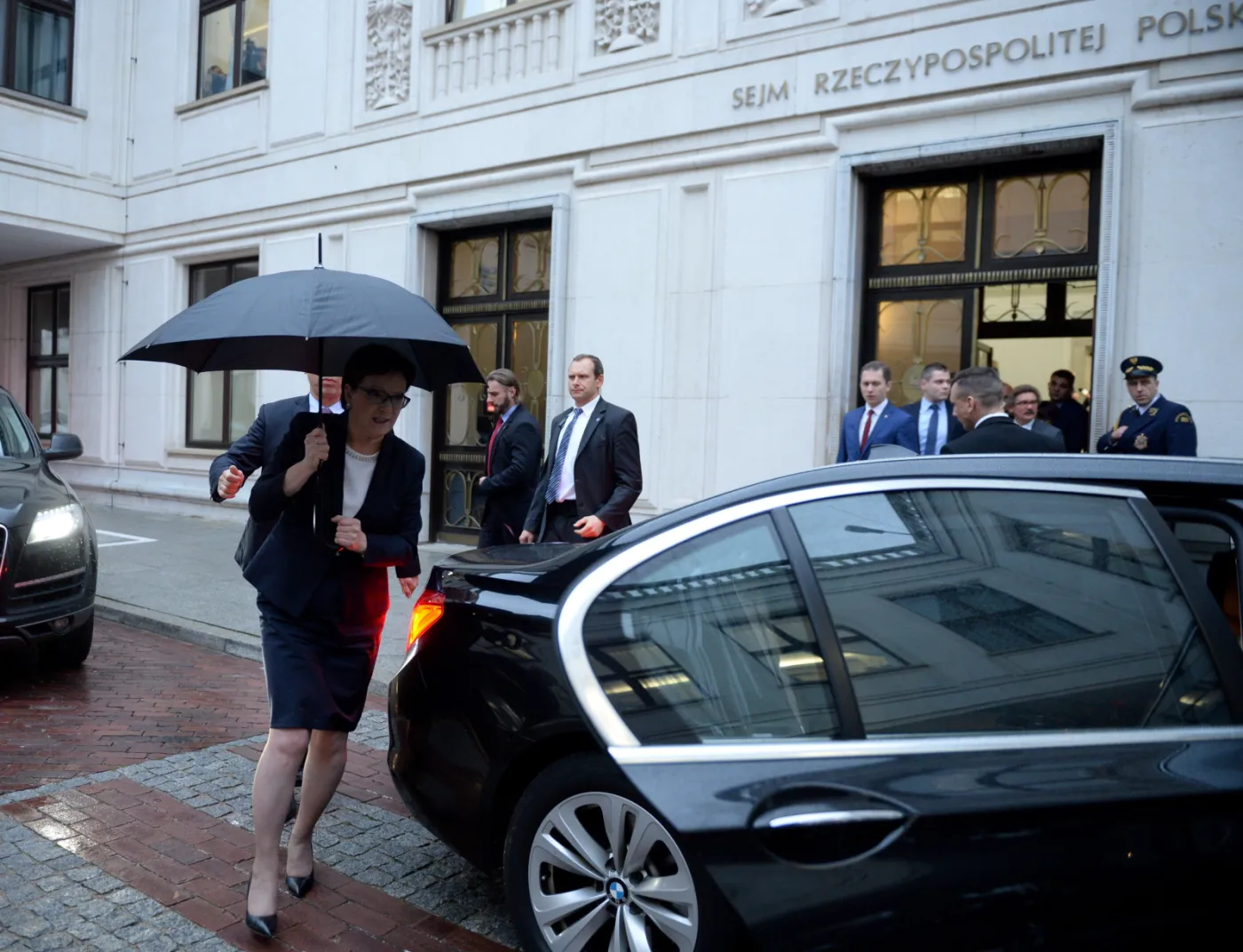 Ustępująca premier Ewa Kopacz wychodzi z Sejmu by udać się do Pałacu Prezydenckiego w Warszawie