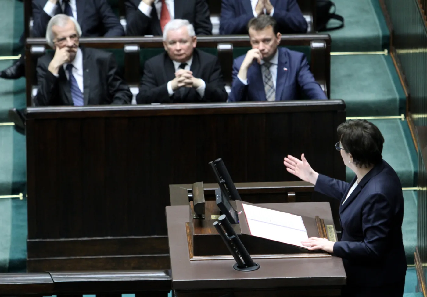 Ustępująca premier Ewa Kopacz składa dymisję rządu. W tle politycy PiS, od lewej: Ryszard Terlecki, Jarosław Kaczyński, kandydat na ministra spraw wewnętrznych i administracji, poseł Mariusz Błaszczak.