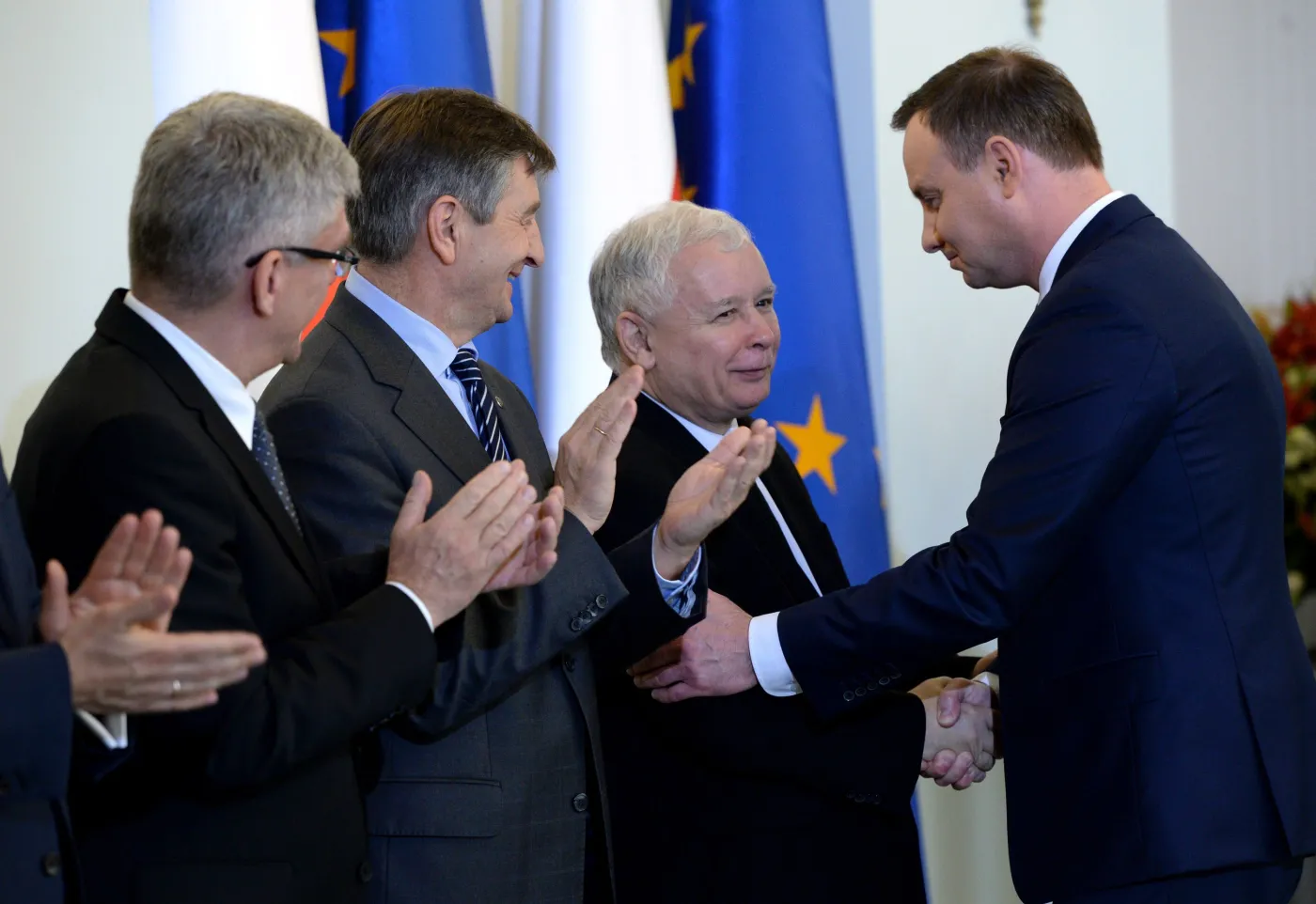 Prezydent Andrzej Duda ściska dłoń Jarosława Kaczyńskiego