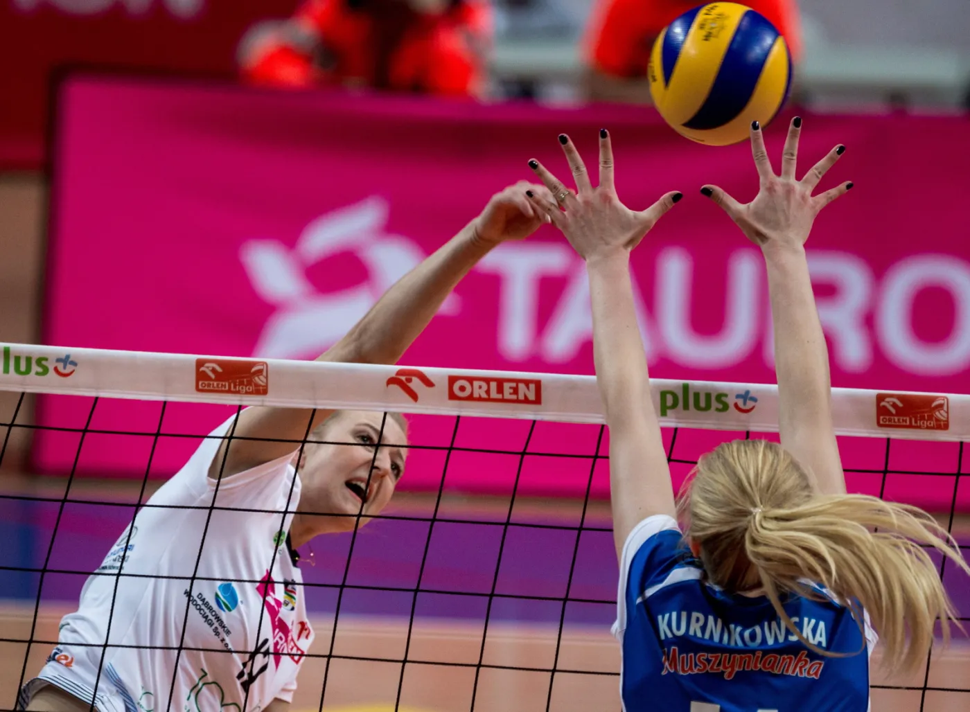 Siatkarka Tauronu MKS Dąbrowy Górniczej Micha Hancock (L) atakuje po bloku Natalii Kurnikowskiej (P) z Polskiego Cukru Muszynianki podczas meczu Ekstraklasy