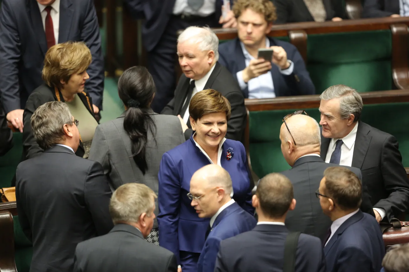 Premier Beata Szydło i prezes PiS Jarosław Kaczyński w otoczeniu polityków