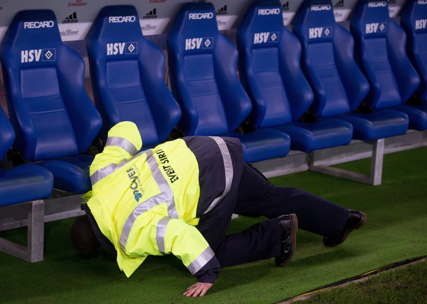 Ochrona przeszukuje stadion