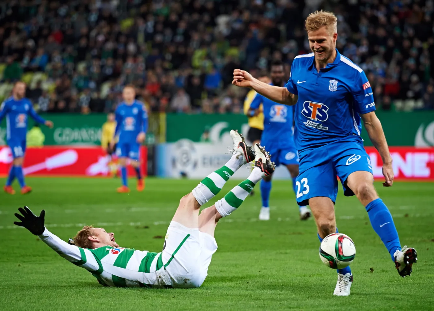 Sebastian Mila (L) z miejscowej Lechii i Paulus Arajuuri (P) z Lecha Poznań