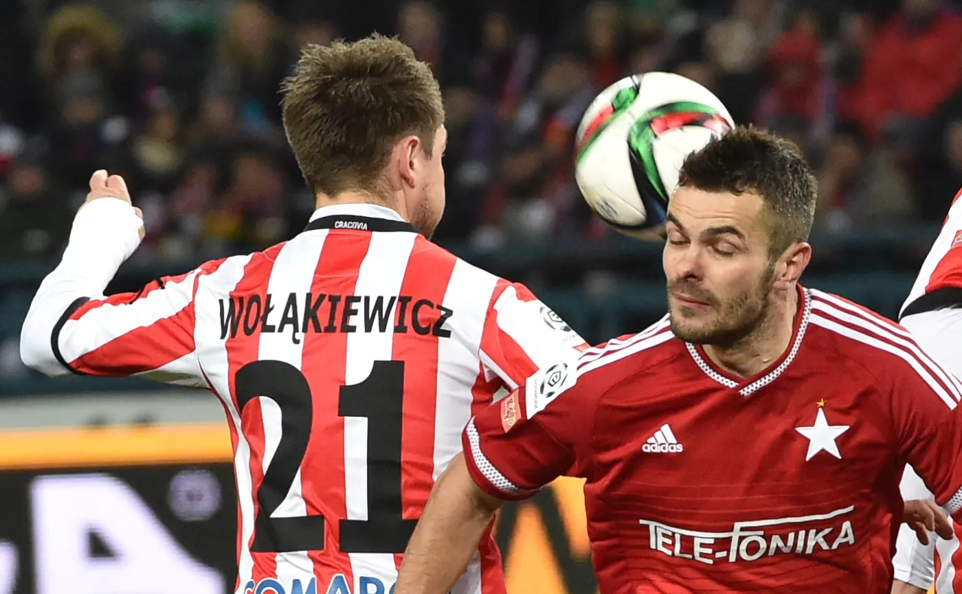 Paweł Brożek (P) z Wisły oraz Hubert Wołąkiewicz (L) z Cracovii