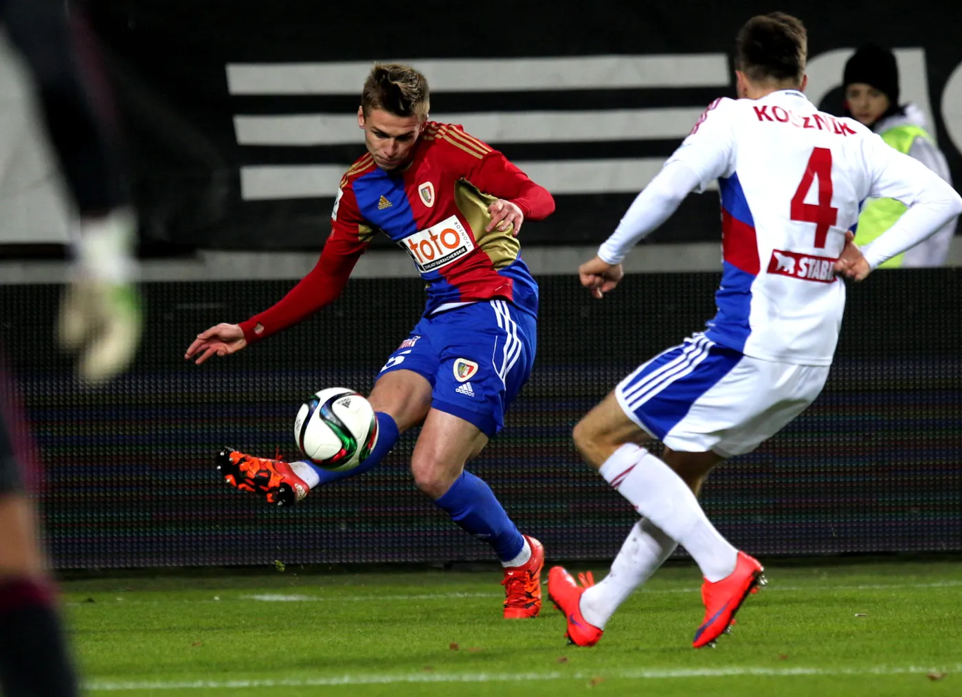 Zawodnik Górnika Zabrze Rafał Kosznik (P) i Bartosz Szeliga (L) z Piasta Gliwice