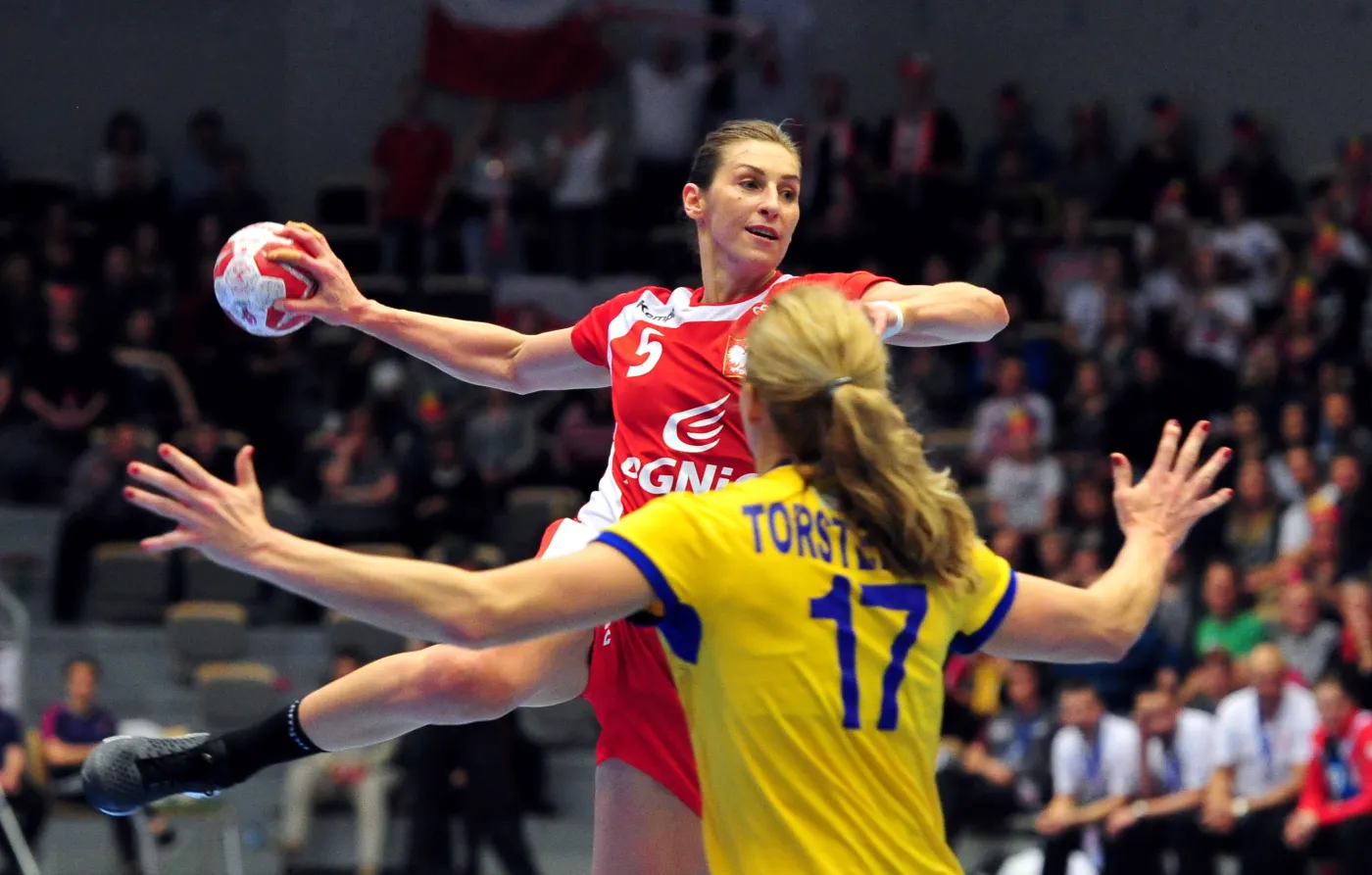 Polka Iwona Niedźwiedź (góra) mija Szwedkę Linneę Torstenson podczas meczu grupy B mistrzostw świata piłkarek ręcznych w duńskim Naestved