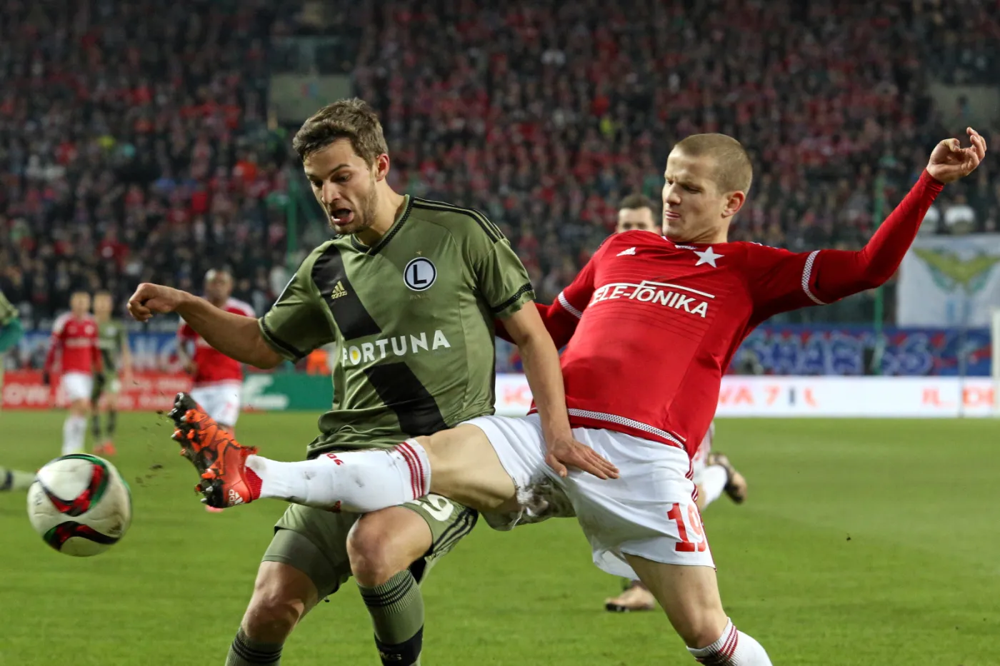 Zawodnik Wisły Kraków Tomasz Cywka (P) walczy o piłkę z Bartoszem Bereszyńskim (L) z Legii Warszawa