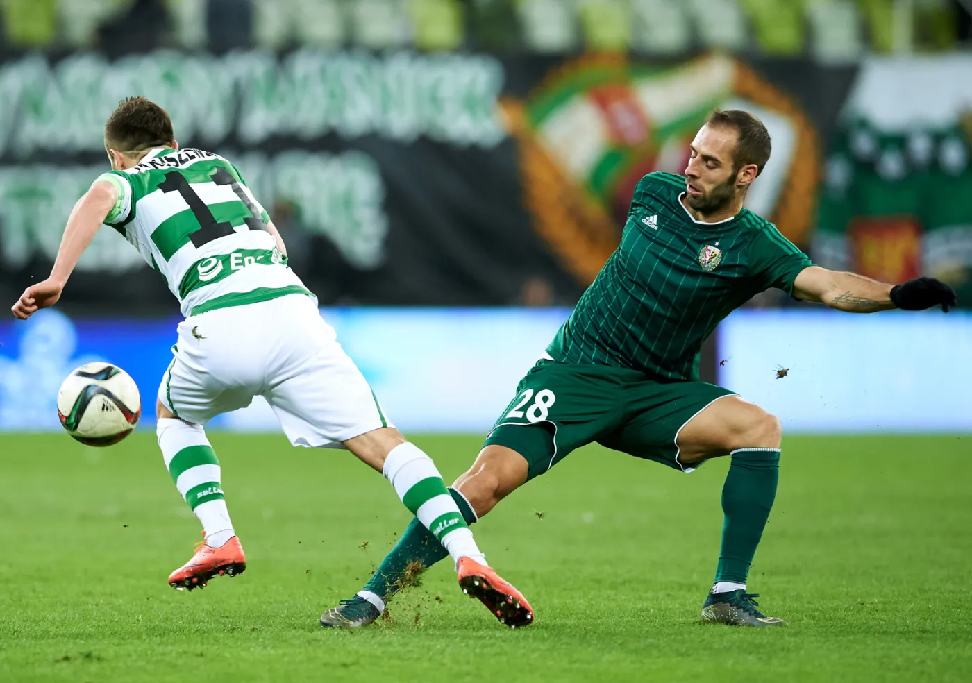 Zawodnik Lechii Gdańsk Maciej Makuszewski (L) w pojedynku o piłkę z Flavio Paixao (P) ze Śląska Wrocław