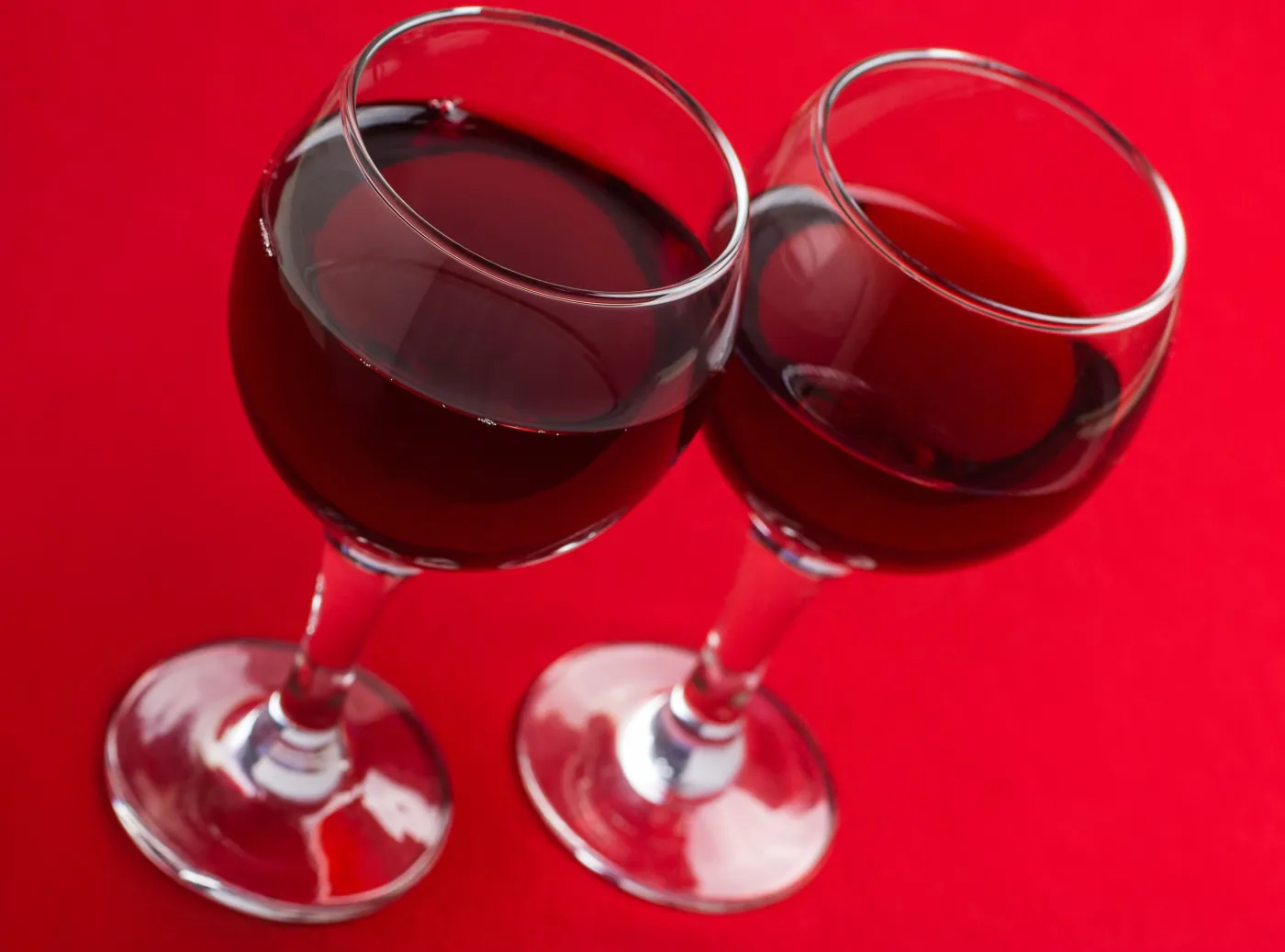 7409783-kieliszki-z-czerwonym-winem.jpg
