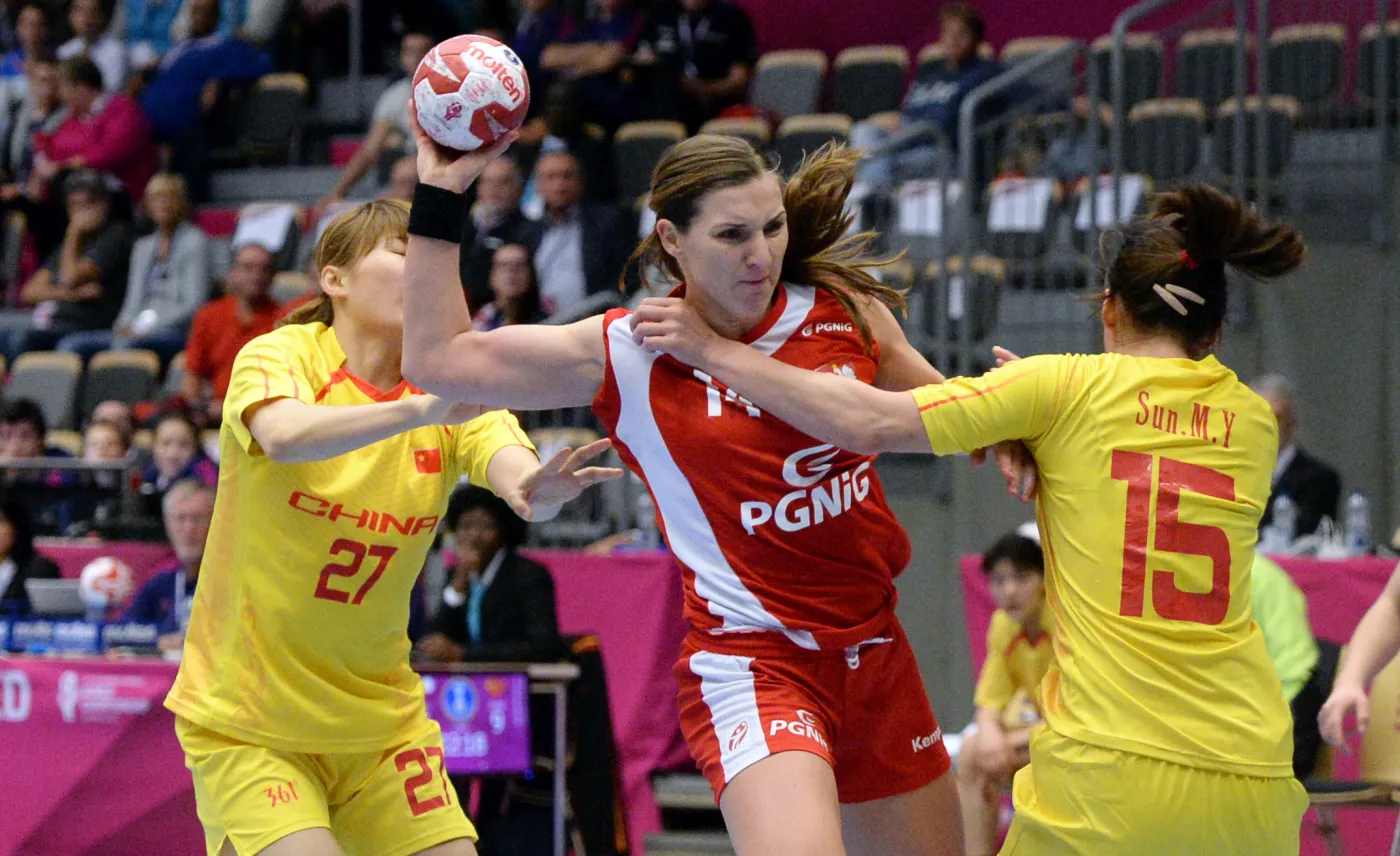 Karolina Kudłacz-Gloc (C) oraz Chinki Sun Mengying (P) i Wu Nana (L) w meczu grupy B mistrzostw świata piłkarek ręcznych w duńskim Naestved