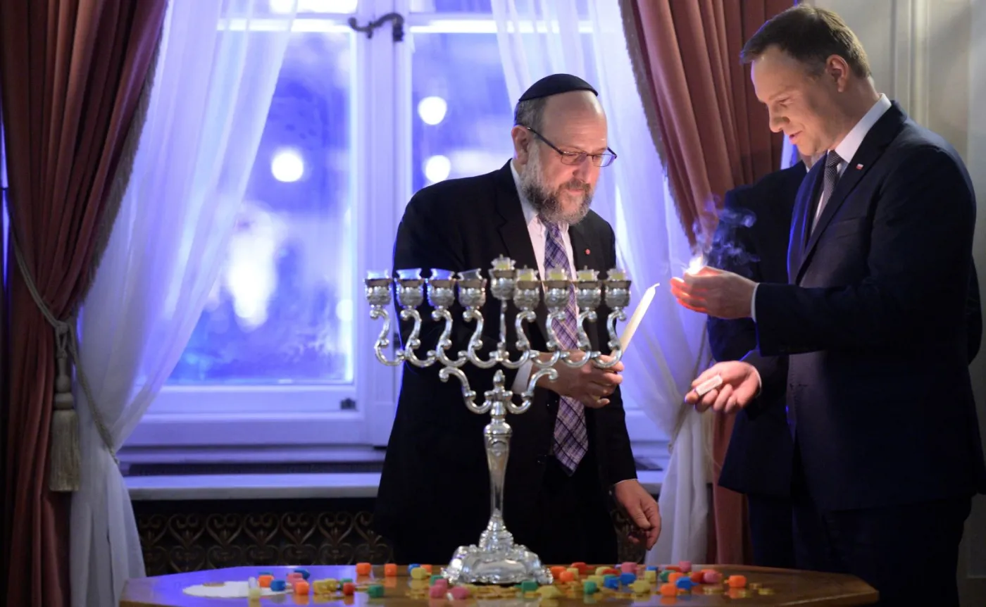 Prezydent Andrzej Duda zapalił chanukową świecę