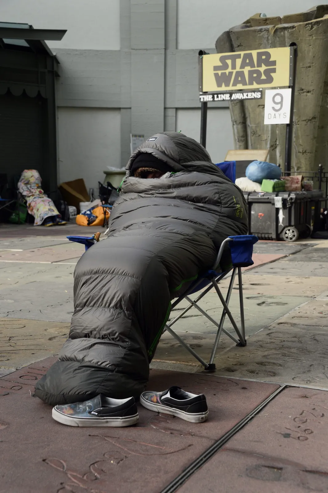 Fani "Gwiezdnych wojen" koczują w oczekiwaniu na premierę "Przebudzenia mocy" [ZDJĘCIA]