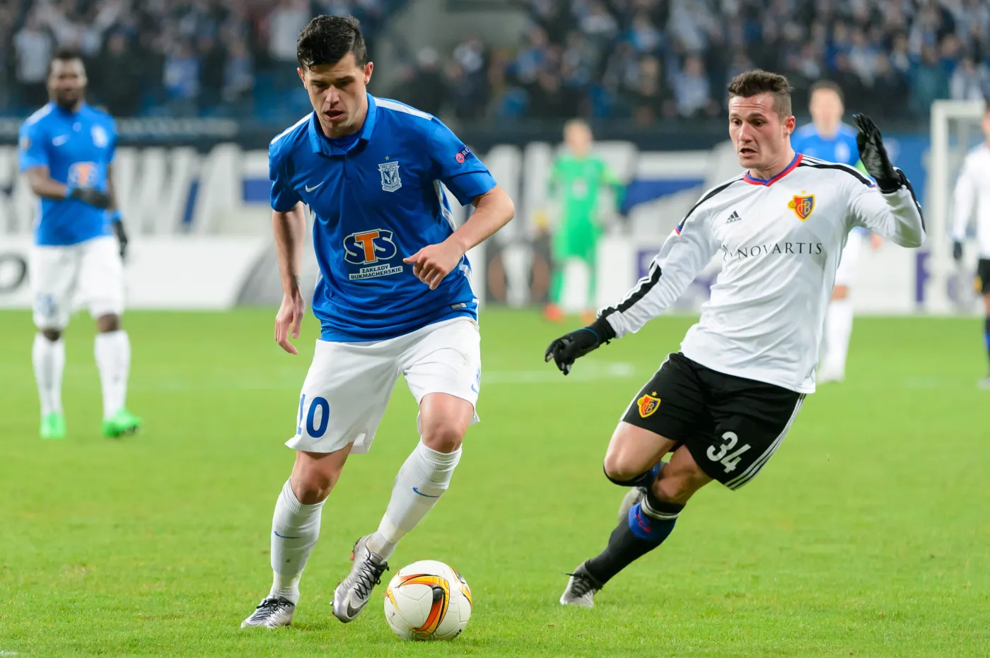 Darko Jevtic (L) z miejscowego Lecha i Taulant Xhaka (P) z FC Basel 