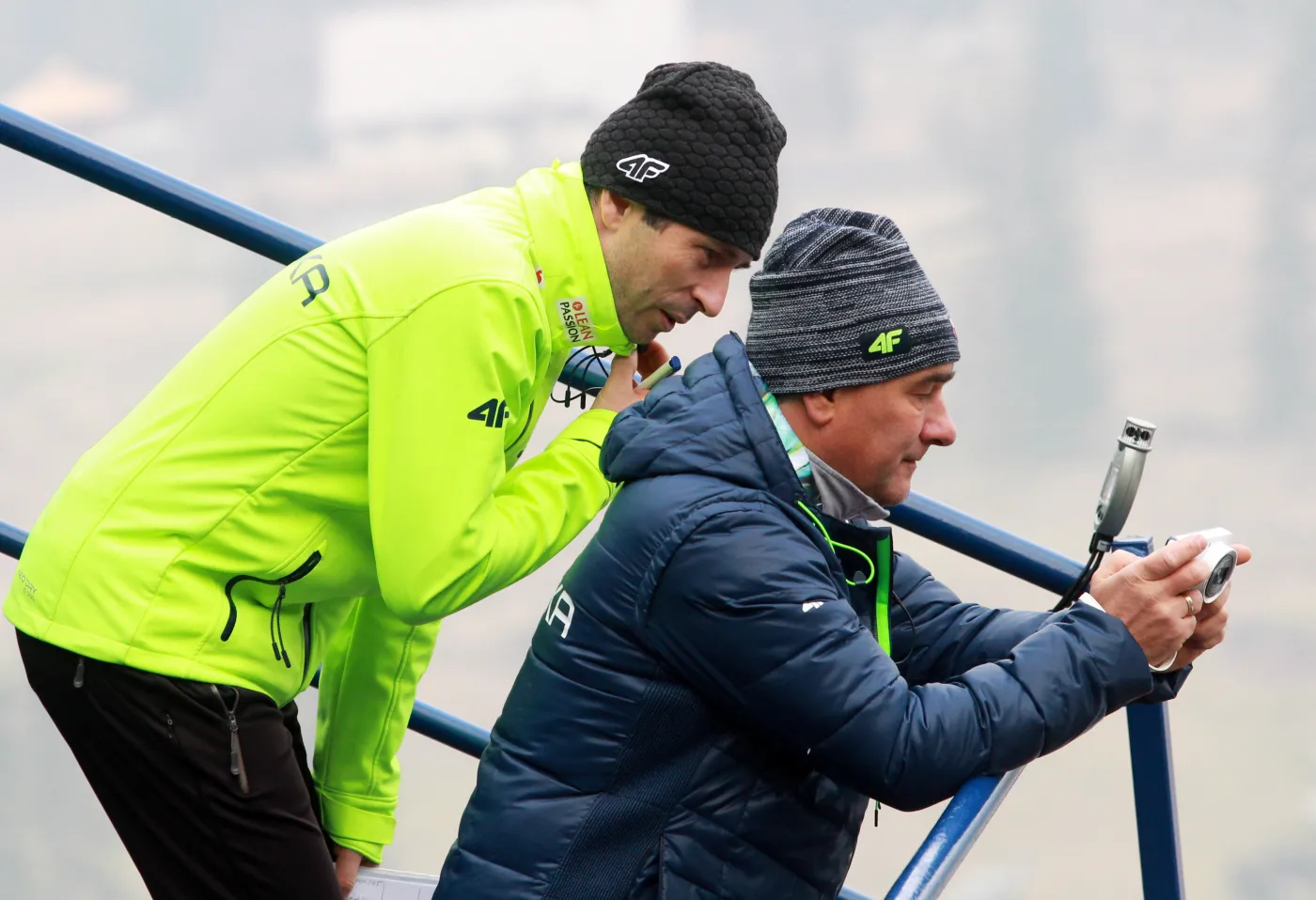 Trenerzy Łukasz Kruczek (L) i Zbigniew Klimowski 