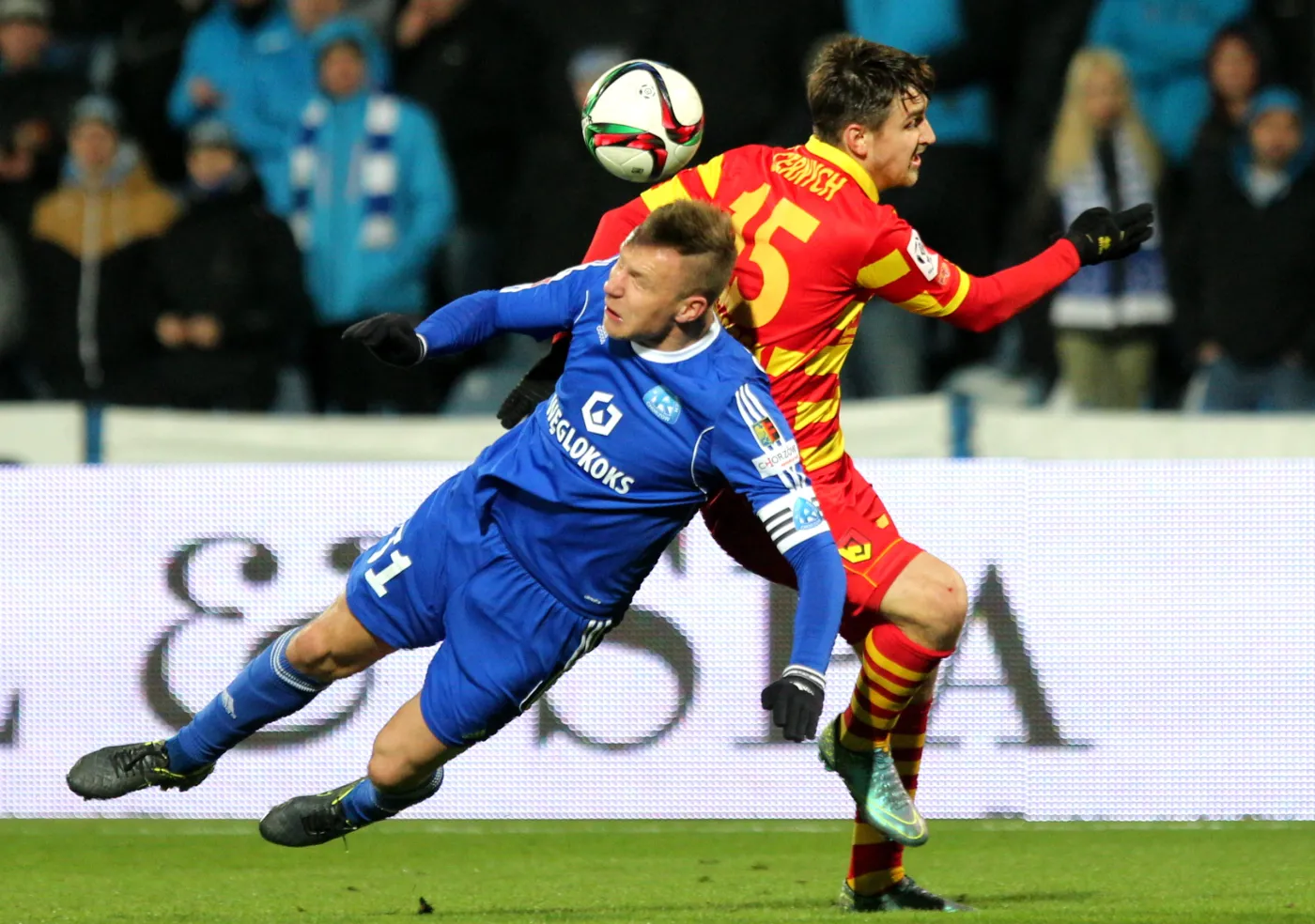 Zawodnik Ruchu Chorzów Rafał Grodzicki (L) i Fedor Cernych (P) z Jagiellonii Białystok