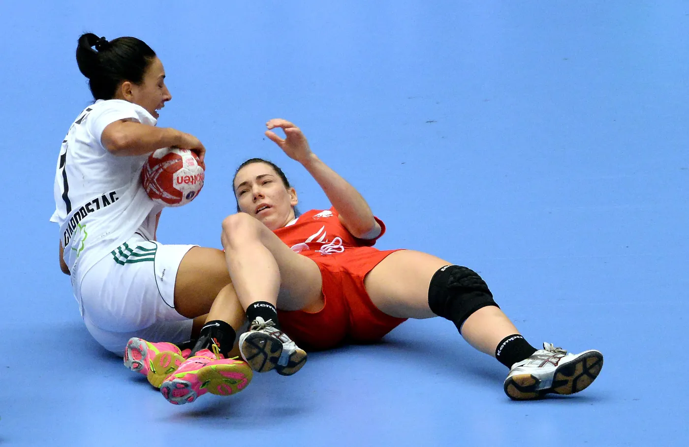 Monika Kobylińska (P) walczy o piłkę z Węgierkę Zitą Szucsanszki (L) podczas meczu 1/8 finału mistrzostw świata piłkarek ręcznych w duńskim Herning