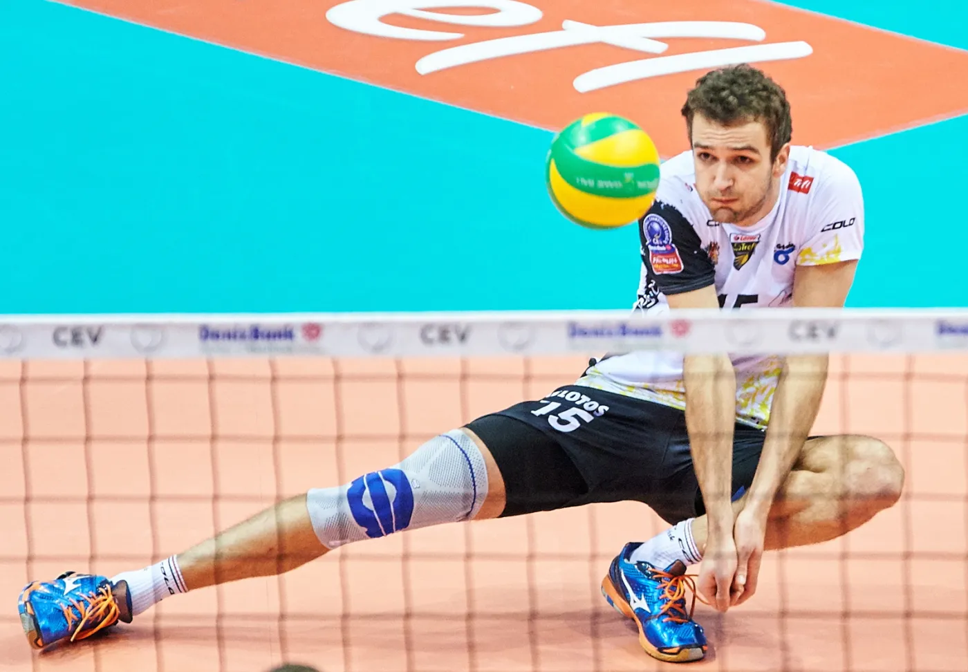 Zawodnik Lotosu Trefla Gdańsk Mateusz Mika podczas meczu grupy F siatkarskiej Ligi Mistrzów z ACH Volley Lublana