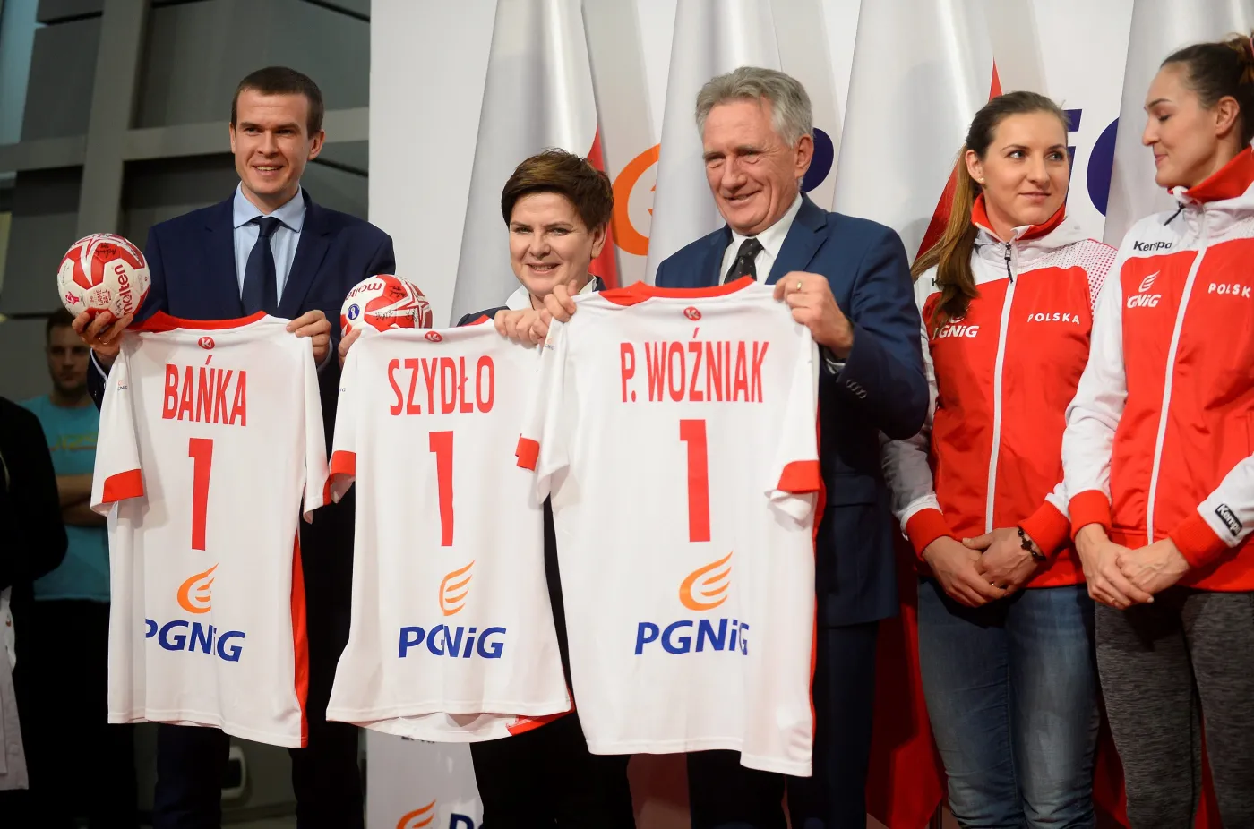 Premier Beata Szydło powitała polskie piłkarki ręczne na lotnisku Okęcie