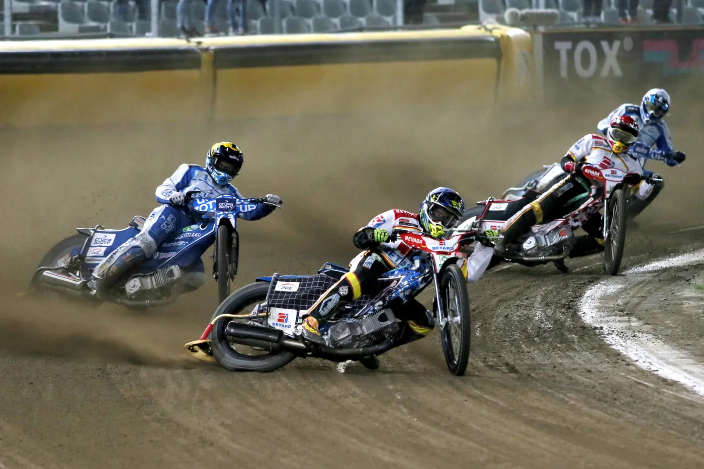 W jednym z biegów jadą: Maciej Janowski (kask czerwony) i Maksym Drabik (niebieski) z Betardu Sparty Wrocław oraz Janusz Kolodziej (żółty) i Arkadiusz Madej (biały) z Unii Tarnów w meczu półfinału play-off PGE Ekstraligi żużlowej w Częstochowie