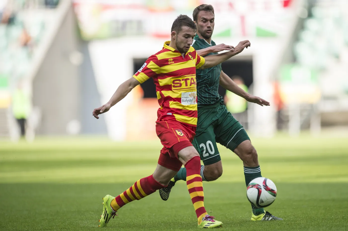 Zawodnik Śląska Wrocław Adam Kokoszka (P) walczy o piłkę z Łukaszem Sekulskim (L) z Jagiellonii Białystok podczas meczu polskiej Ekstraklasy