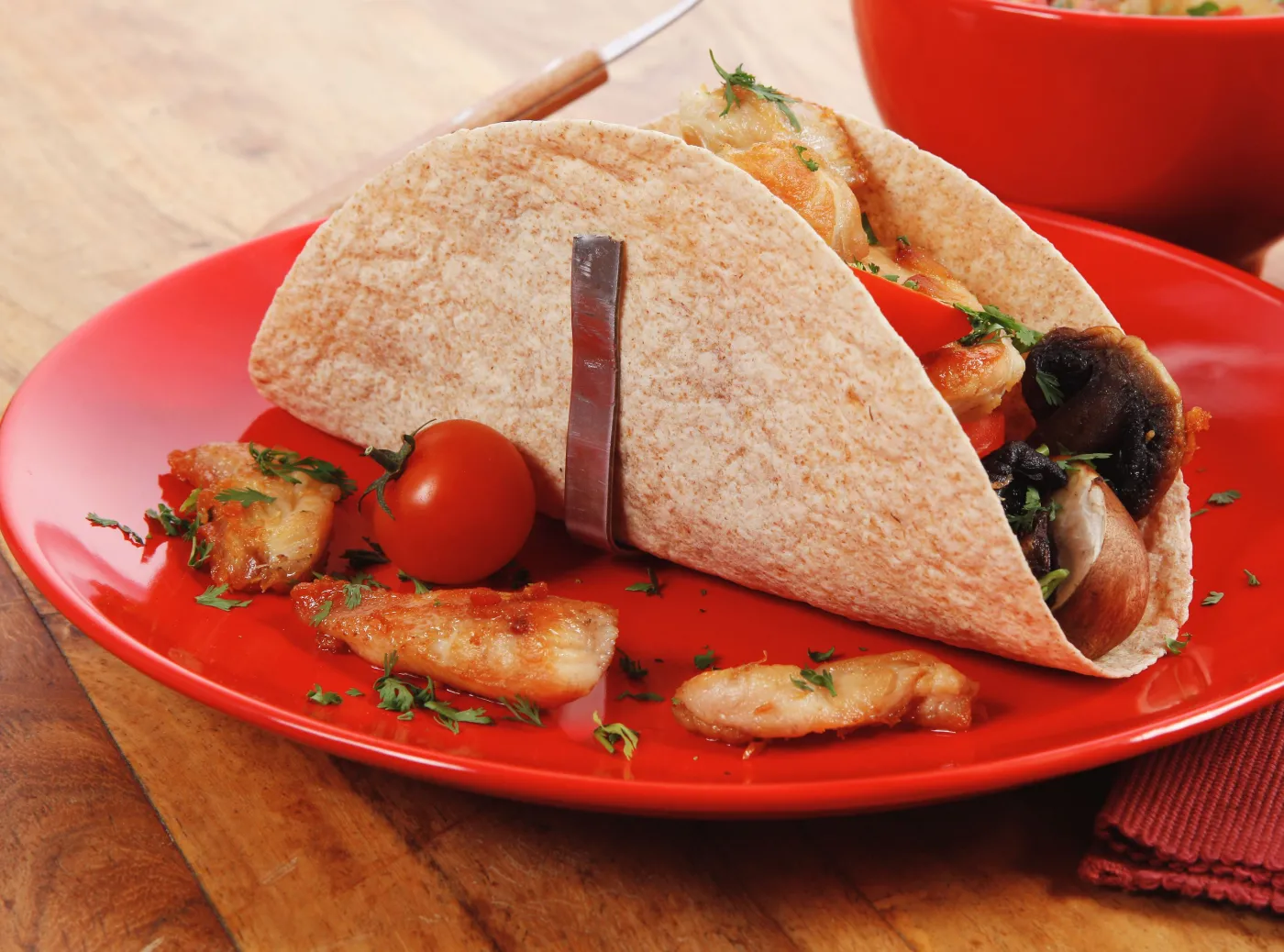 Posiłek na czerwonym talerzu