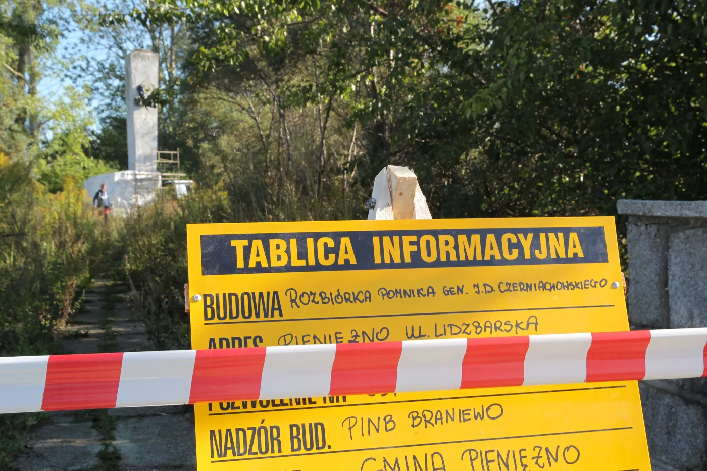 Demontaż popiersia sowieckiego zbrodniarza w Pieniężnie. ZDJĘCIA