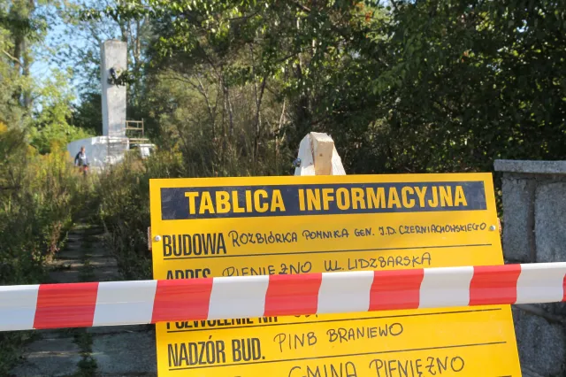 Demontaż popiersia sowieckiego zbrodniarza w Pieniężnie. ZDJĘCIA