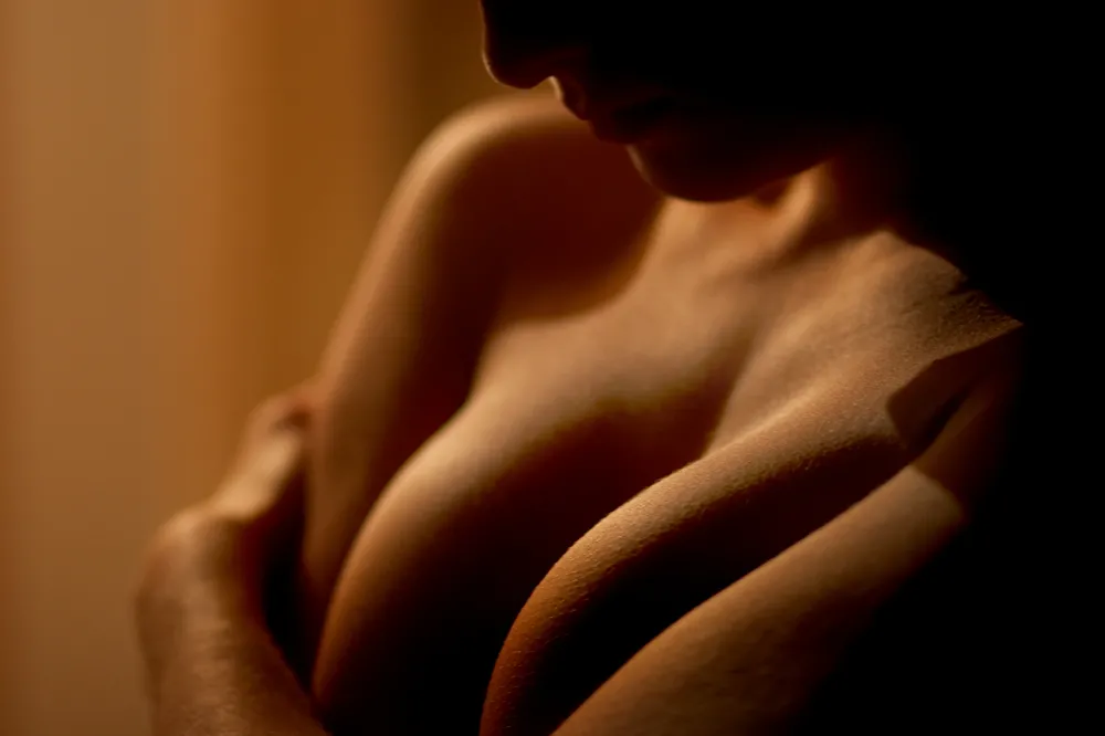 Kobieta z pięknymi piersiami