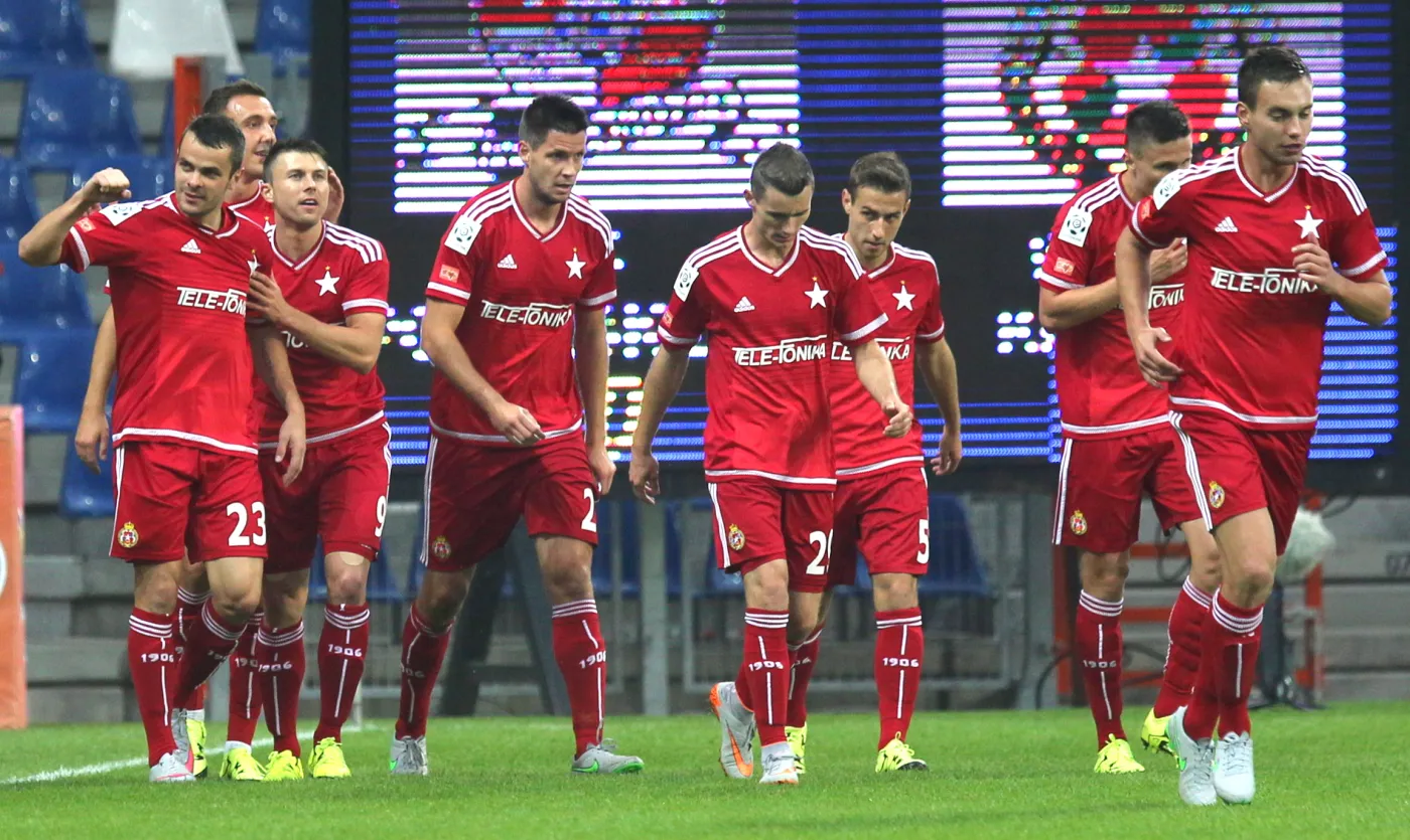 Napastnik Wisły Kraków Paweł Brożek (L) cieszy się z bramki strzelonej Podbeskidziu Bielsko-Biała, podczas meczu 9. kolejki T-Mobile Ekstraklasy